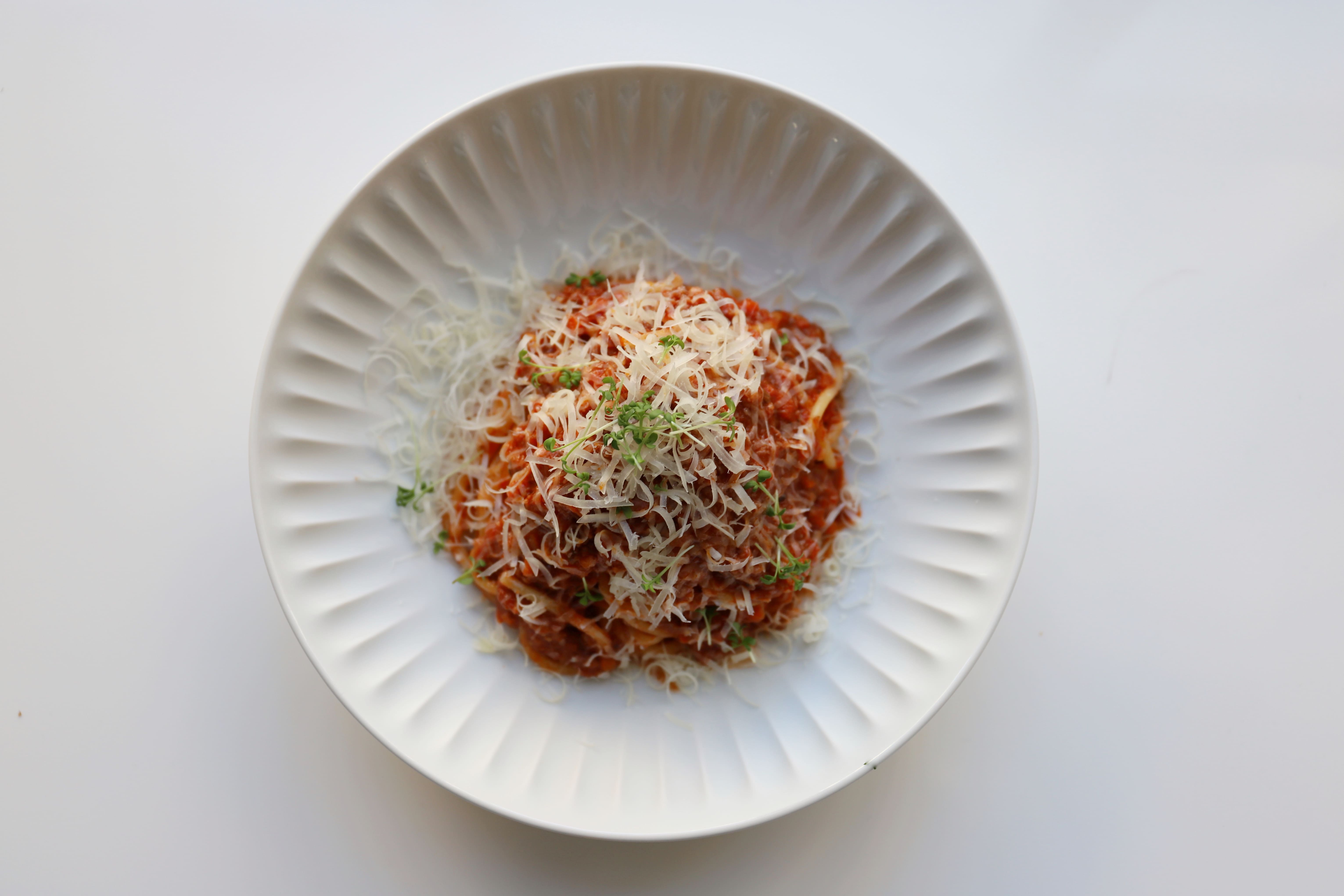 Спагетти Болоньез с сыром Пармезан
