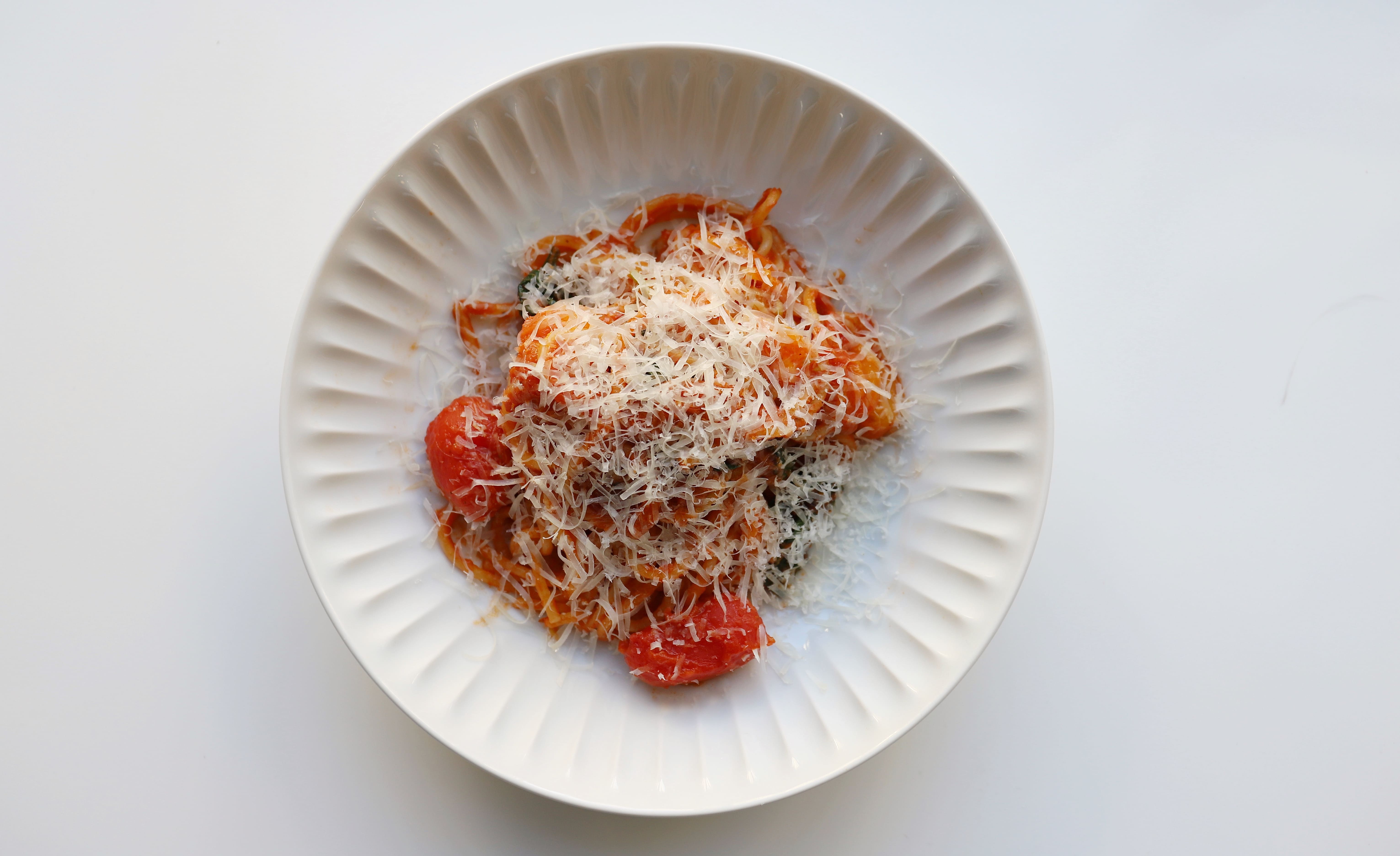 Спагетти Черри с соусом Наполи и сыром Пармезан