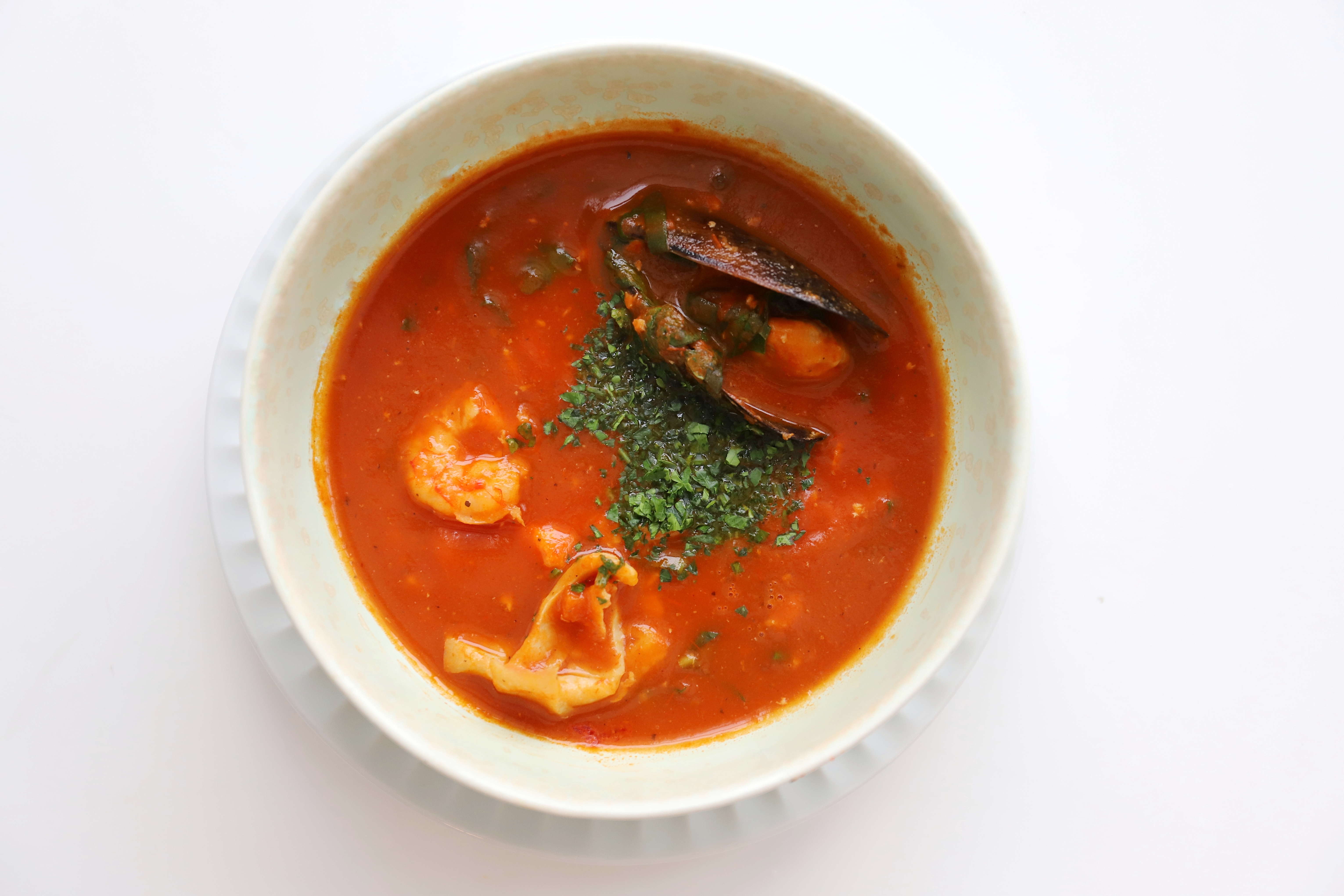 Томатный суп с морепродуктами и с соусом наполи 
