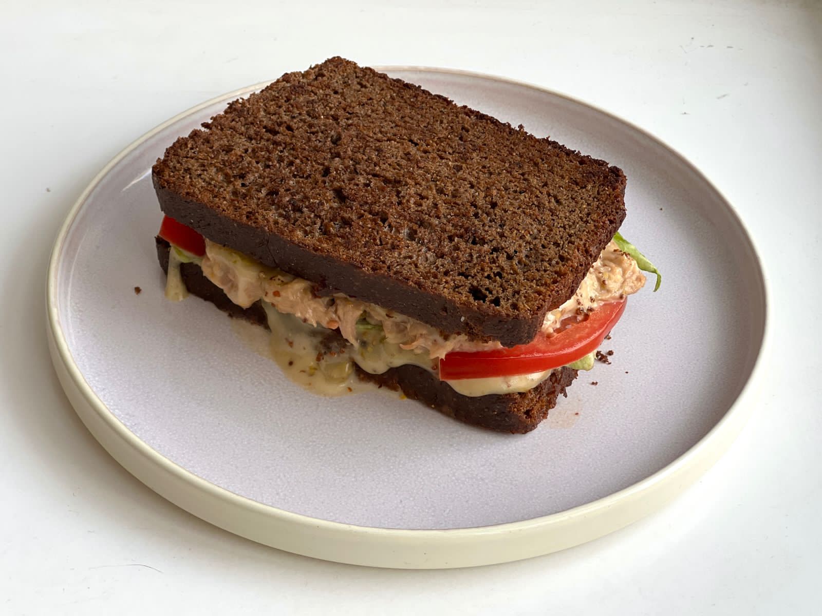 Сэндвич с тунцом<br>тунец, вяленые томаты с соусом брут, айсбергом и розовыми томатами. 